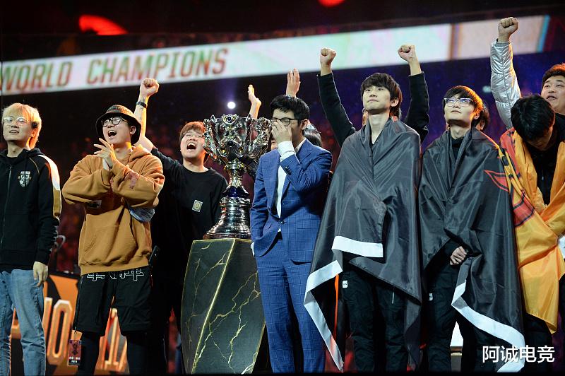 英雄联盟传奇谢幕，球迷泪洒赛场